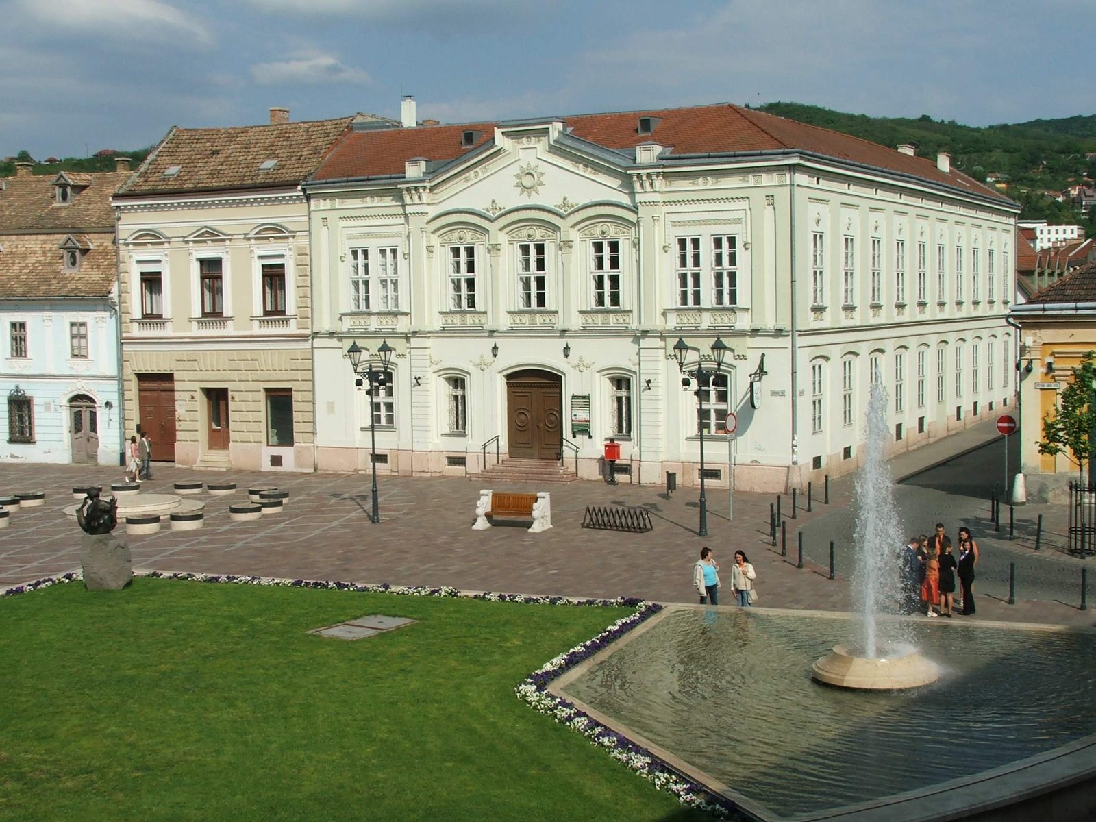 Kávé a főtéren, aztán fel a Várhegyre